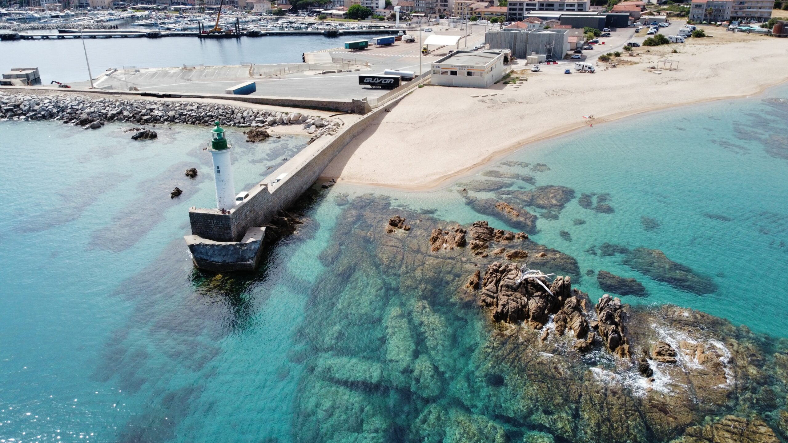 Phare de Propriano scaled - Les plages